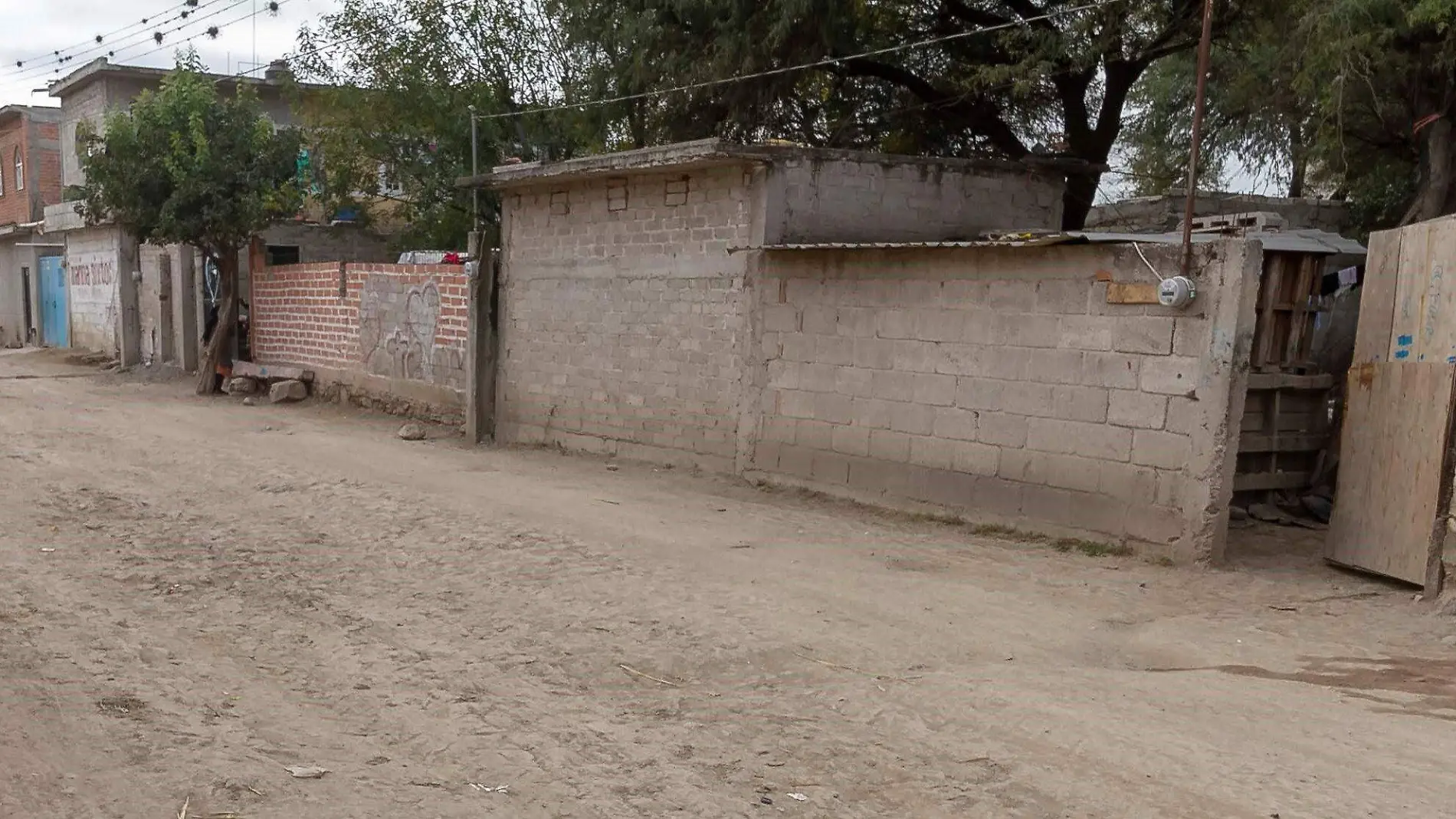 Diversos domicilios aún tienen cuartos sin piso de concreto en comunidades escobedenses. Foto César Ortiz